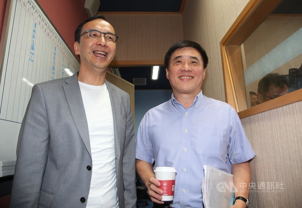 前新北市長朱立倫(左)16日前往中國廣播公司,接受中廣論壇代班主持人、國民黨副主席郝龍斌(右)專訪。中央社記者謝佳璋攝 108年5月16日