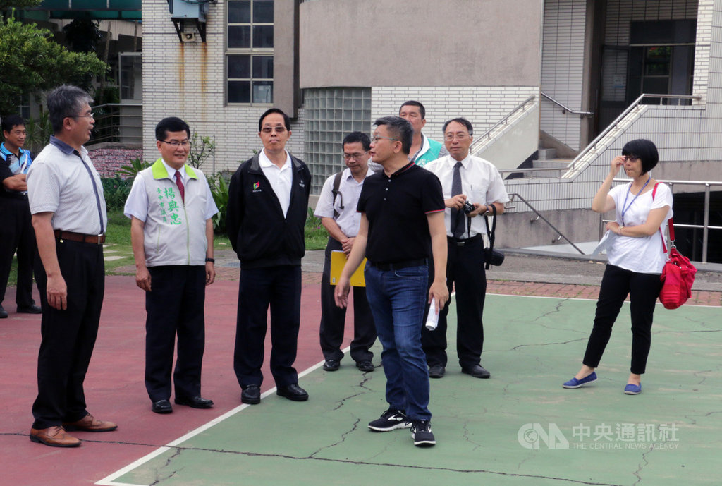 立法院副院長蔡其昌(前中黑衣者)16日邀集相關單位,會勘台中市清水區兩所國小,校內運動設施因老化或土壤液化損壞嚴重,教育部允諾全力協助。(立法院副院長蔡其昌辦公室提供)中央社記者蘇木春傳真 108年5月16日
