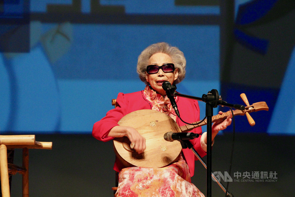 唸歌大師楊秀卿畢生奉獻於唸歌文化,唸唱風靡台灣超過70年,得過國家文藝獎、藝術薪傳獎,被指定為國家級的無形文化資產、重要傳統藝術保存者。今年年度大戲「青竹絲奇案」巡迴演出,首演26日從屏東開跑。(屏東文化處提供)中央社記者郭芷瑄傳真 108年5月16日
