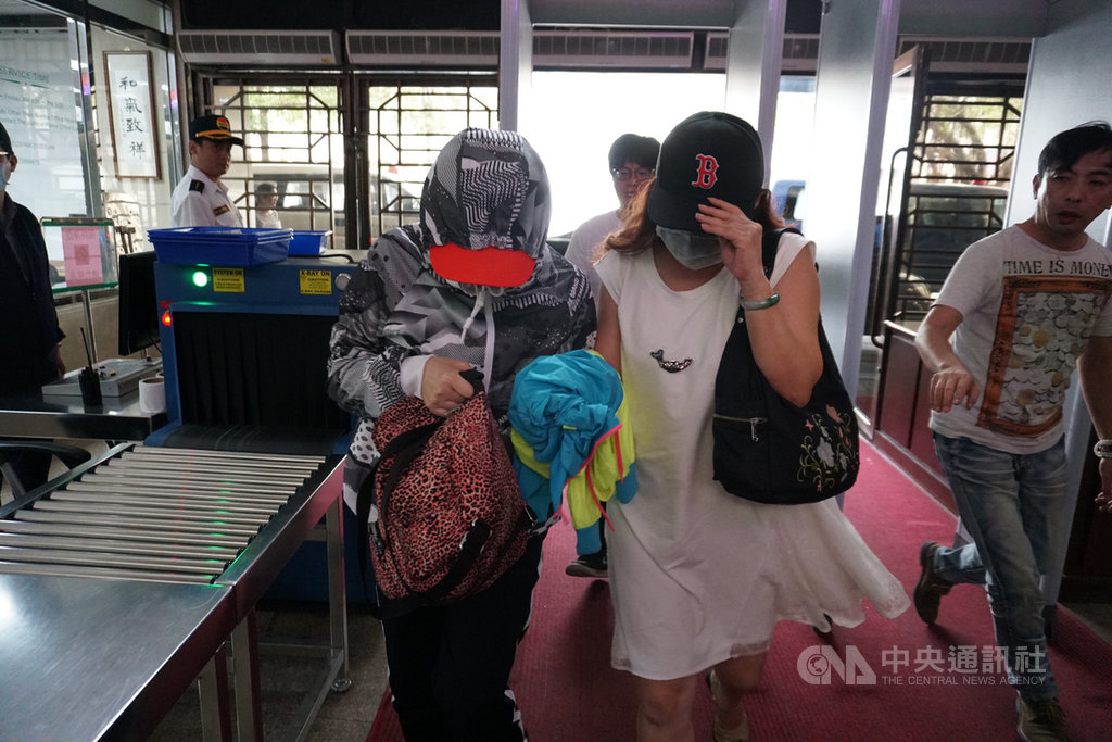 藝人費玉清15日晚間在松山小巨蛋舉行演唱會,兩名女粉絲因故發生衝突,互控傷害。台北市警方16日中午將2人移送台北地檢署偵訊。中央社記者林長順攝 108年5月16日