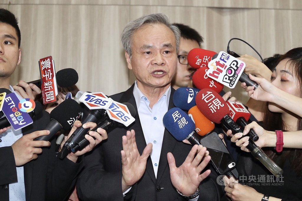 郵政物流中心標租案風波,中華郵政公司總經理陳憲着(中)已申請退休,他16日下午出面受訪表示,整體標租案體制運作是正常的,遊戲規則很清楚,並認為不該在評選結果出來後再更改。中央社記者吳翊寧攝 108年5月16日