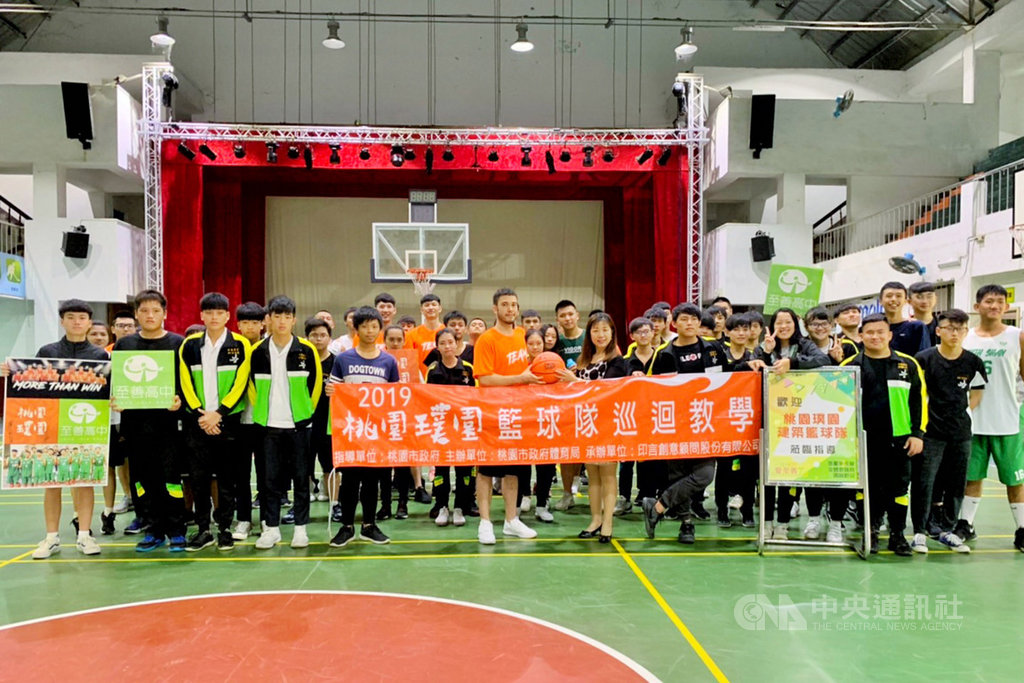 桃園市政府和桃園璞園建築籃球隊16日前進至善高中,展開校園「籃球訓練工作」,讓球員與小籃球員們互動交流,並提供專業訓練課程體驗,讓小球員們感受到職業球員的高強度訓練。中央社記者吳睿騏桃園攝 108年5月16日