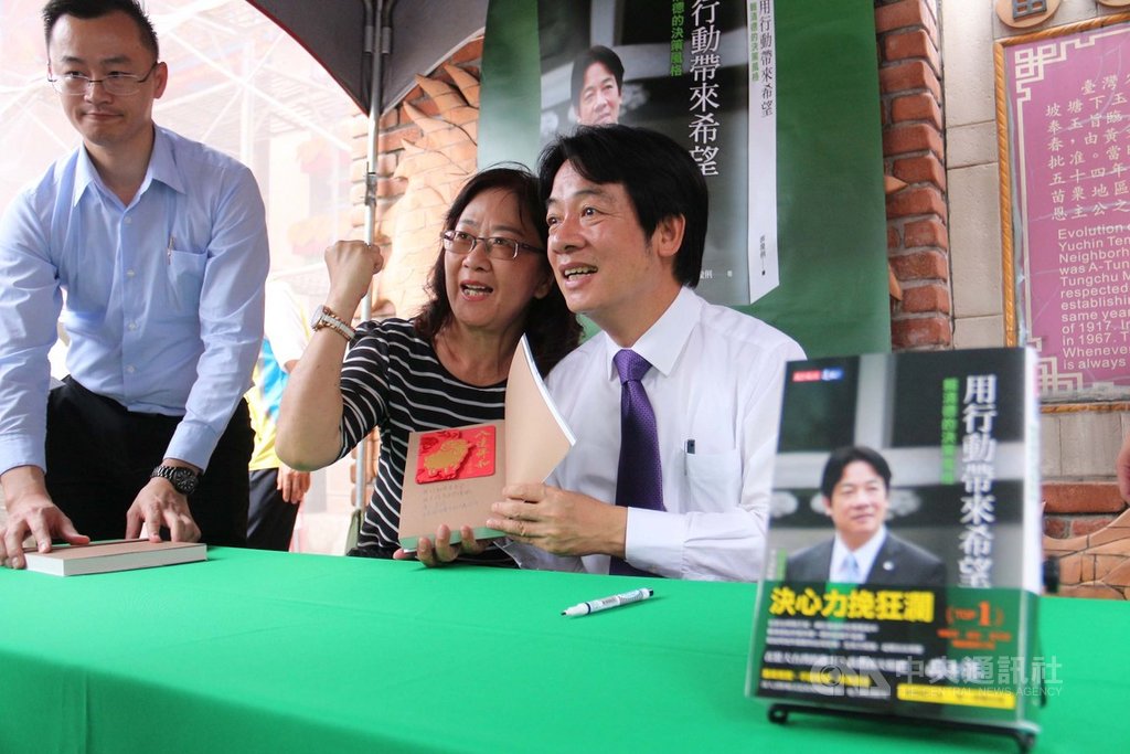 前行政院長賴清德(右)16日在苗栗市玉清宮前舉辦簽書會,受到不少支持者歡迎,熱情高喊加油。中央社記者管瑞平攝 108年5月16日