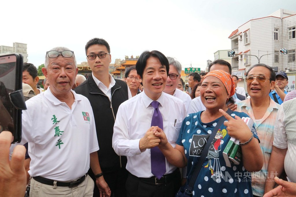 前行政院長賴清德(前右2)16日造訪苗栗,受到熱情支持者歡迎,他表示,台灣應該推動觀光產業,每個城市都應找出觀光定位,做出台灣品牌就能吸引國際觀光客。中央社記者管瑞平攝 108年5月16日