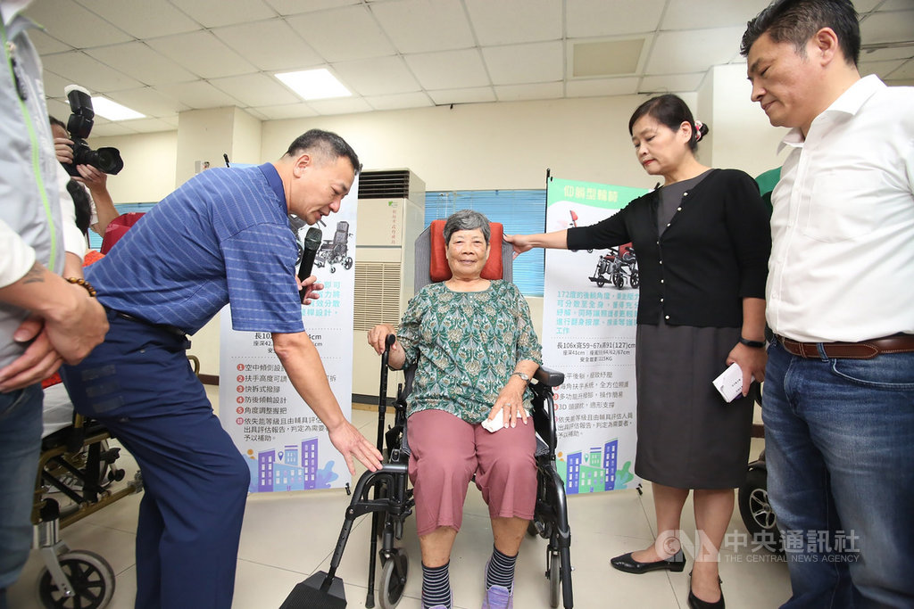 新竹市政府16日舉行「長照輔具租賃開跑」記者會,副市長沈慧虹(右2)表示,透過長照輔具租賃補助,幫助有需求長者享受器材新穎、選擇多元、短期使用可替換等優點,也能讓長照品質再提升。中央社記者魯鋼駿攝 108年5月16日