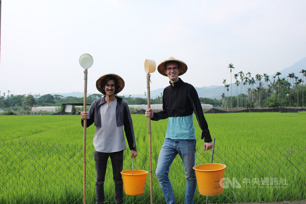 朝陽科技大學舉辦「境外生在地生活體驗活動」,讓來自德國與墨西哥的交換生前往南投縣鹿谷鄉體驗農村生活,感受台灣這塊土地的溫度。(朝陽科大提供)中央社記者蘇木春傳真 108年5月16日