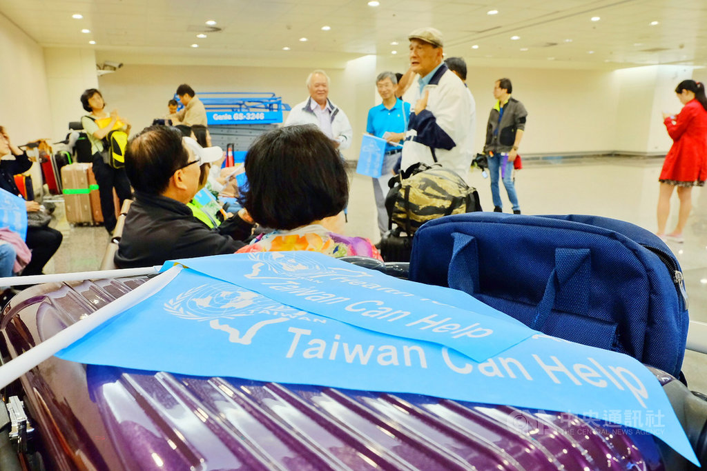 世界衛生大會(WHA)將在瑞士日內瓦登場,由民間團體號召組成的「台灣加入WHO宣達團」16日晚間搭機啟程,將赴當地為台灣參加WHA做宣傳,也盼傳達台灣加入世界衛生組織(WHO)的強烈意願。中央社記者吳睿騏桃園機場攝 108年5月16日