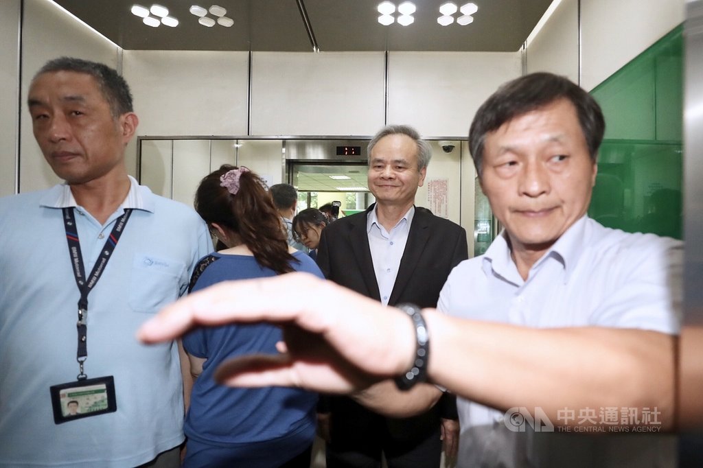 郵政物流中心標租案引發爭議,中華郵政公司總經理陳憲着(右2)16日任期最後一天,下午公開說明這起爭議事件,認為並無行政疏失,也呼籲政治可關心但不要超越。中央社記者吳翊寧攝 108年5月16日
