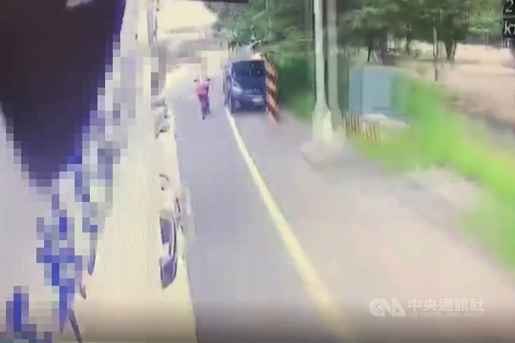 桃園市一名李姓女子15日騎腳踏車回家時,與同方向張姓司機駕駛的預拌混凝土車發生擦撞,李女倒地時頭部不幸遭預拌混凝土車右後輪輾過,當場死亡,張姓司機經測試未有酒後駕駛情事,全案依業務過失致死罪嫌送辦。(翻攝照片)中央社記者吳睿騏桃園傳真 108年5月16日