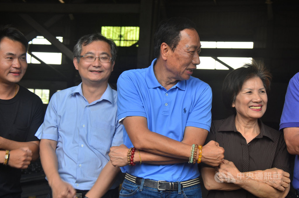 鴻海董事長郭台銘(右2)16日走訪台東,談到內閣制和總統制問題,他說,2個人做總比1個人做更有效率,可以制衡牽制;並再次喊出要團結。中央社記者盧太城台東攝 108年5月16日