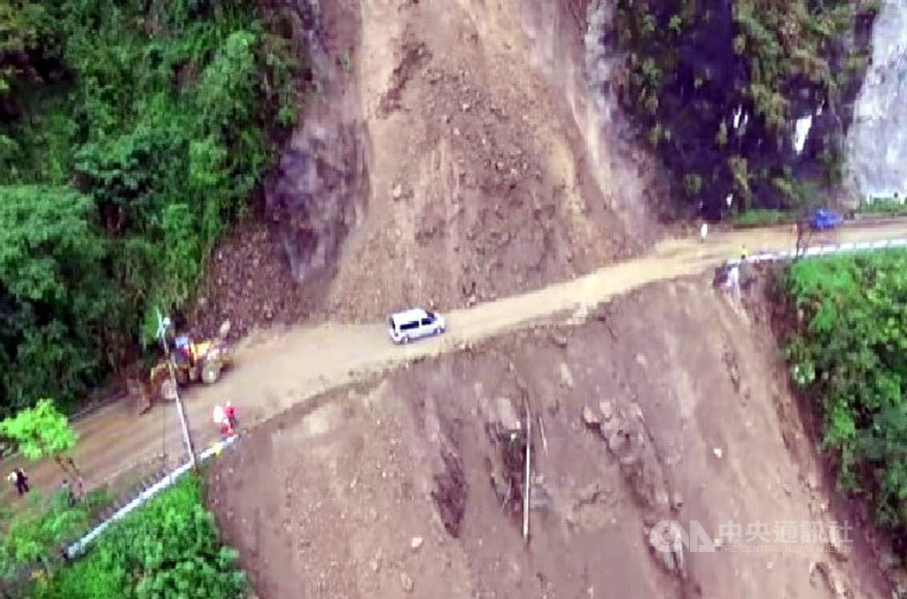 阿里山公路(台18線)78.3公里處14日邊坡土石崩落中斷交通,15日恢復單線通行,因邊坡不穩定、山區下雨,16日持續管制通行,預計晚間將預警性封閉。(阿里山工務段提供)中央社記者黃國芳傳真 108年5月16日
