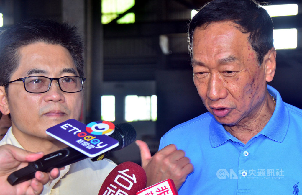 鴻海董事長郭台銘(右)16日走訪台東,並由前台東縣長黃健庭(左)陪同和當地中小企業座談。郭台銘受訪時表示,若當上總統,要找黃健庭做事。中央社記者盧太城台東攝 108年5月16日