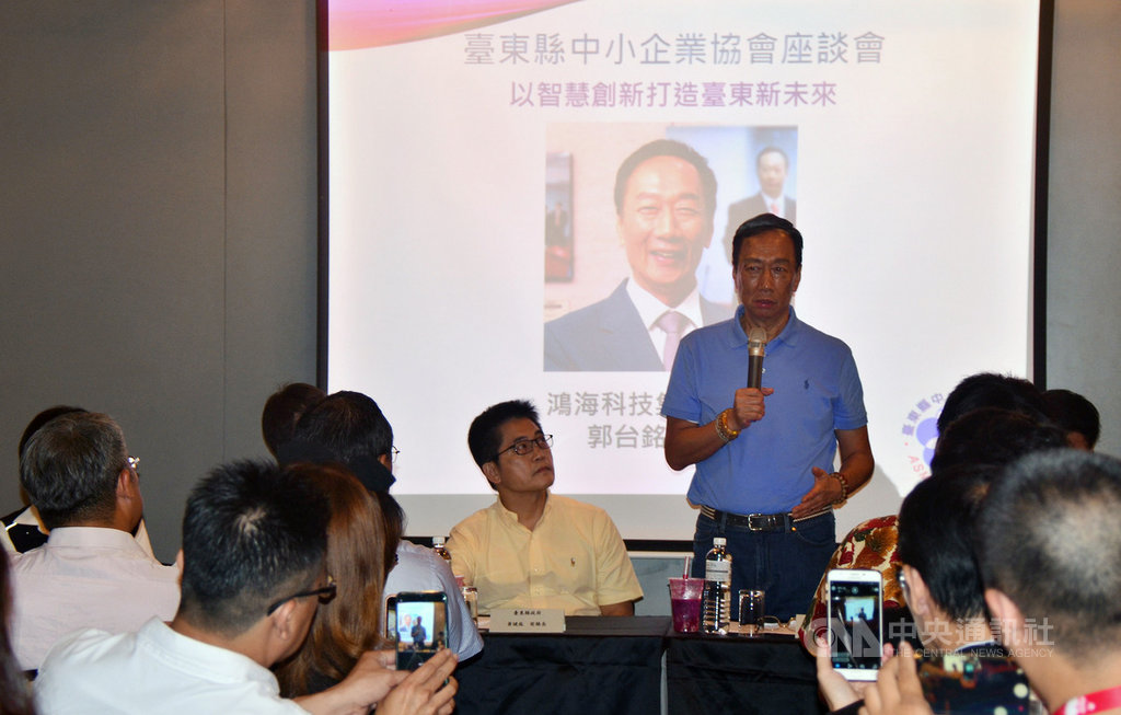 鴻海董事長郭台銘(立者)16日由前台東縣長黃健庭(後左)陪同,在台東與當地中小企業代表座談。中央社記者盧太城台東攝 108年5月16日