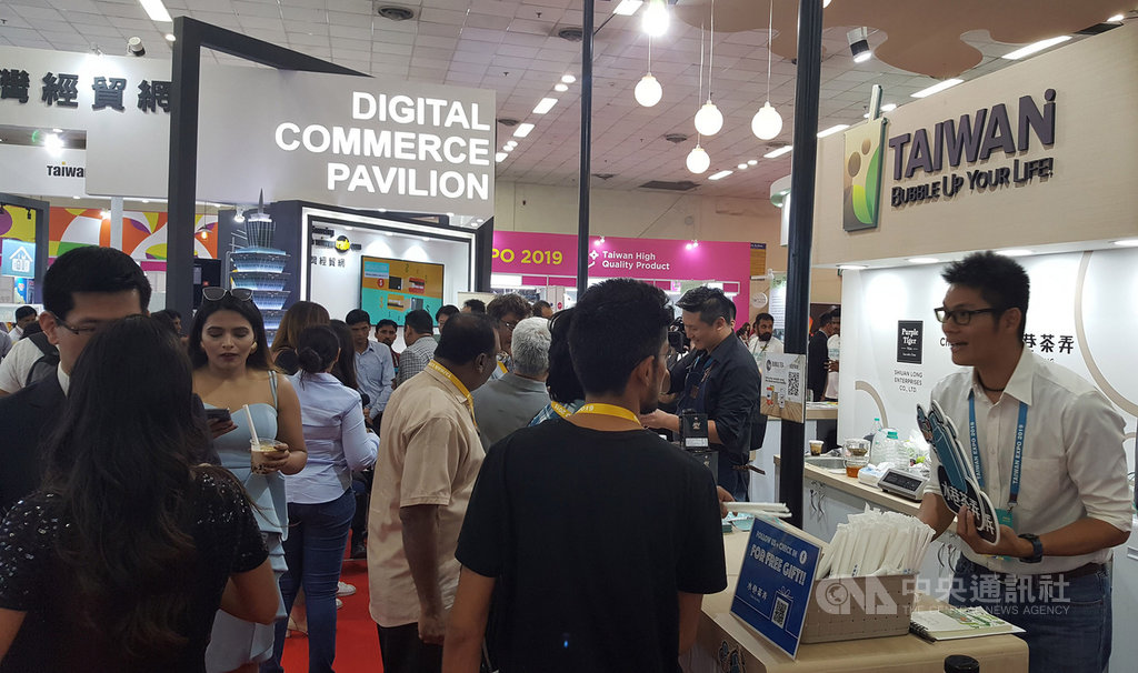 印度台灣形象展16日在新德里登場,展中首次設置珍珠奶茶館,吸引印度民眾試飲。中央社記者廖禹揚攝 108年5月16日