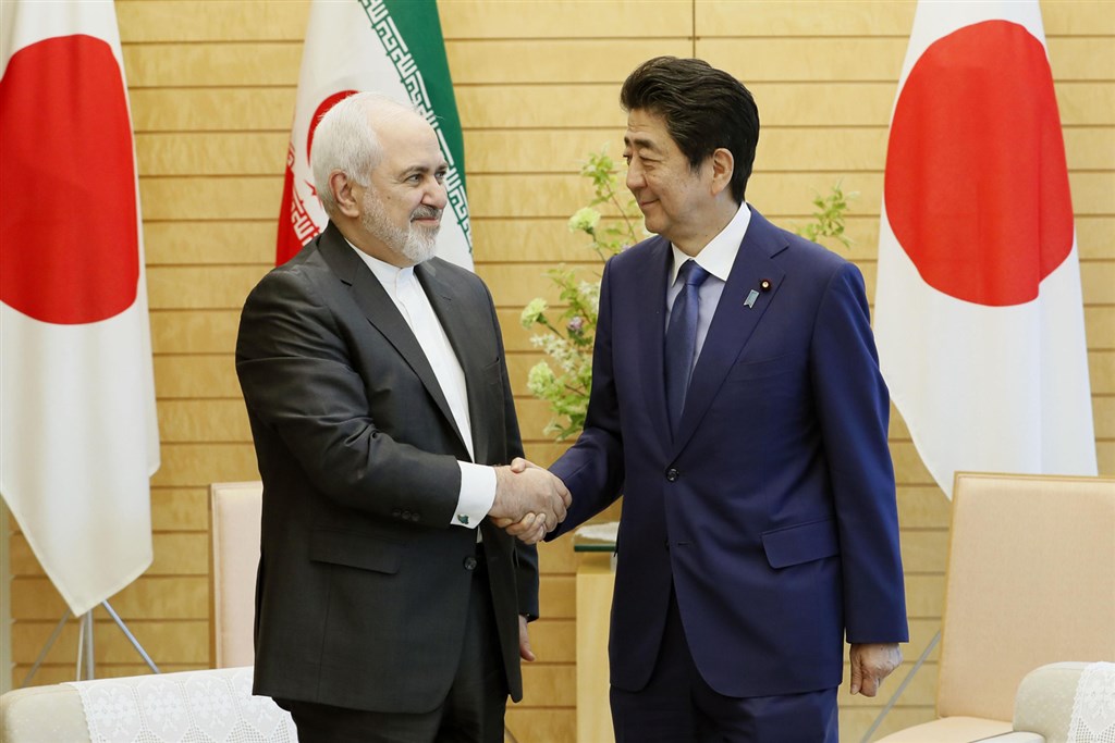 伊朗外交部長查瑞夫(左)15日突然訪日,並於16日上午與日本首相安倍晉三(右)等人會談。(共同社提供)