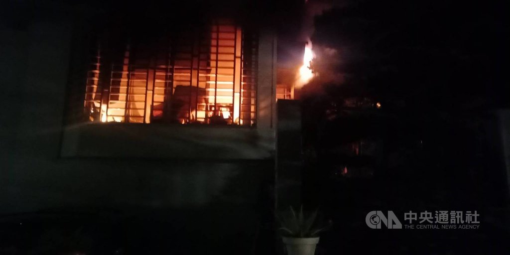 台南市永康區復華八街一棟民宅16日凌晨驚傳火警,消防人員從屋內救出3人,其中1人無生命跡象。(翻攝相片)中央社記者張榮祥台南傳真 108年5月16日