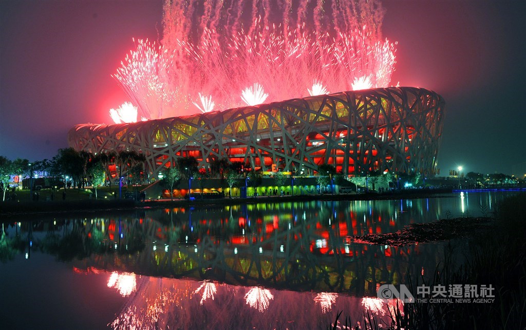 2008年北京奧運開幕式,內容是中國4項歷史性發明:紙、火藥、印刷術、指南針,以及中國重新崛起為世界強國。圖為象徵火藥的煙火。(中央社檔案照片)
