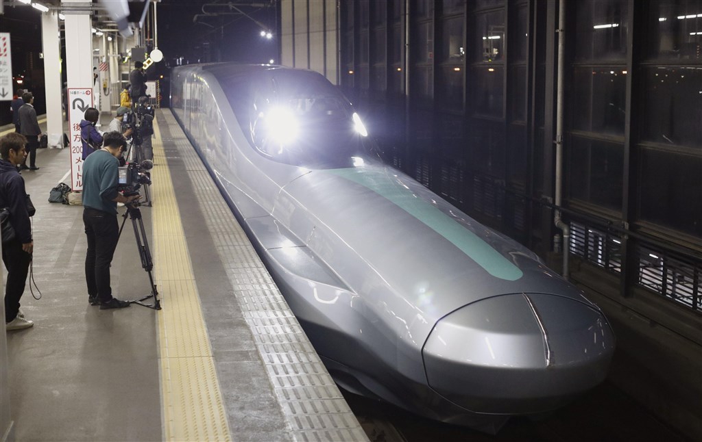 日本新幹線新型試驗車輛ALFA-X日前開始試車,16日首度在媒體前公開亮相。(共同社提供)