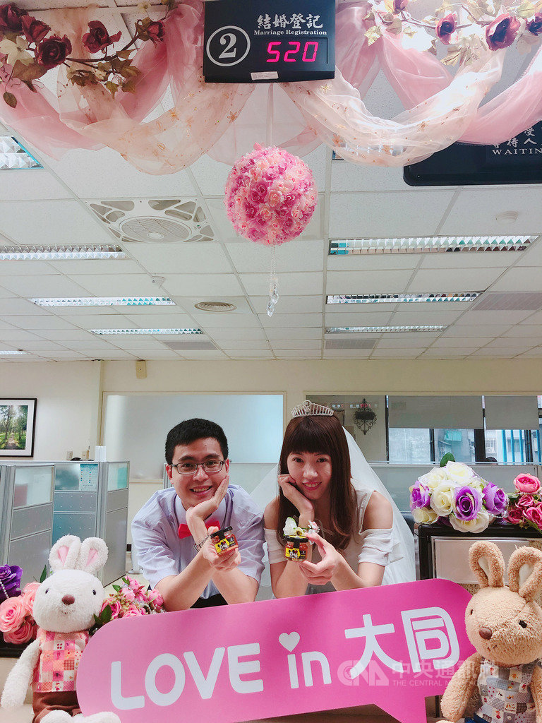 諧音「我愛你」的5月20日即將到來,台北市民政局推出「蜂擁520,甜蜜我愛你」結婚活動,凡是20日於台北市戶政事務所登記結婚,即可獲「迪士尼紀念手作蜂蜜」,限量520組。(台北市民政局提供)中央社記者陳怡璇傳真 108年5月16日