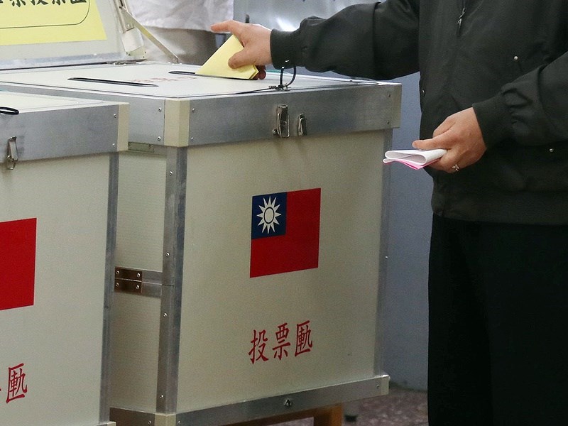 行政院會16日通過選罷法修正草案,規定參選人對不實選舉廣告可申請下架。(示意圖/中央社檔案照片)