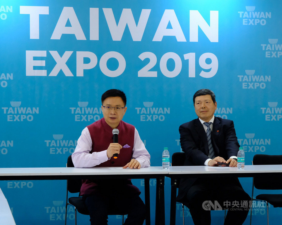 貿協董事長黃志芳(左)16日在新德里舉行的台灣形象展接受媒體聯訪,說明貿協在印度市場的努力目標,持續協助台灣民間石化業布局印度。中央社記者康世人新德里攝 108年5月16日