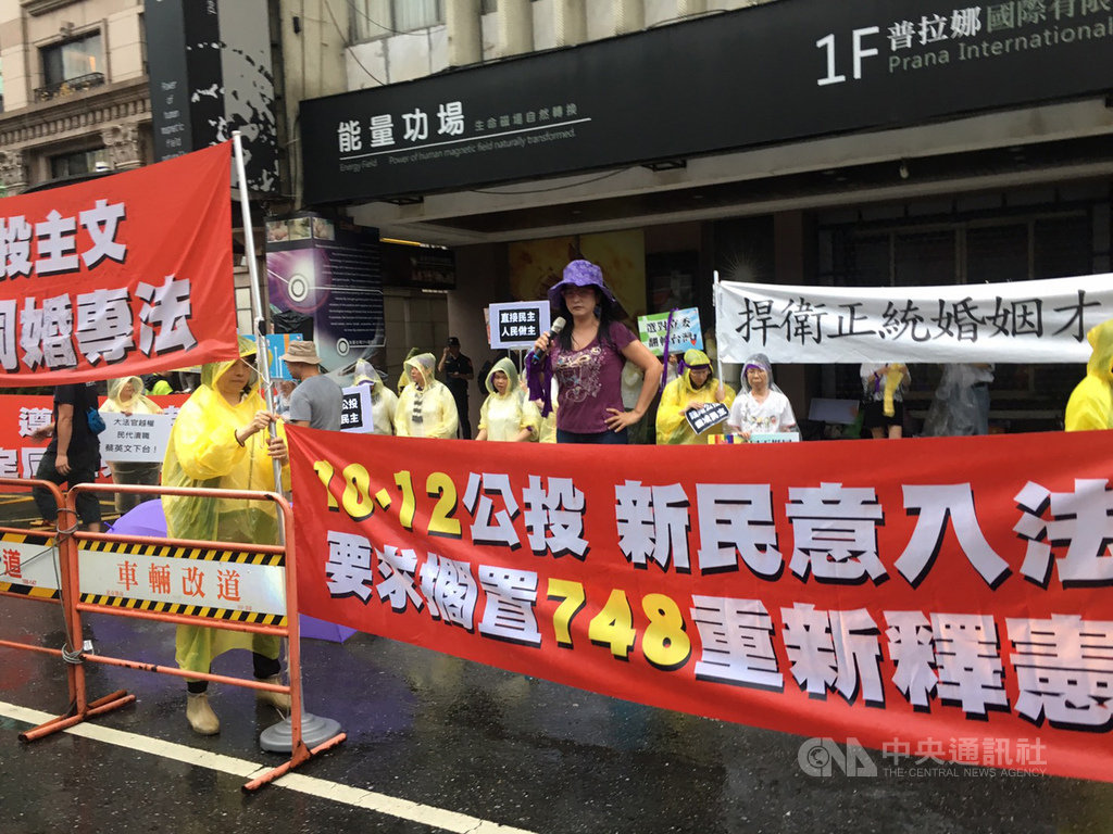 立法院17日處理同婚專法,有公民團體上午在濟南路上舉布條要求落實去年公投結果,堅持捍衛正統婚姻才是主流。中央社記者吳欣紜攝 108年5月17日