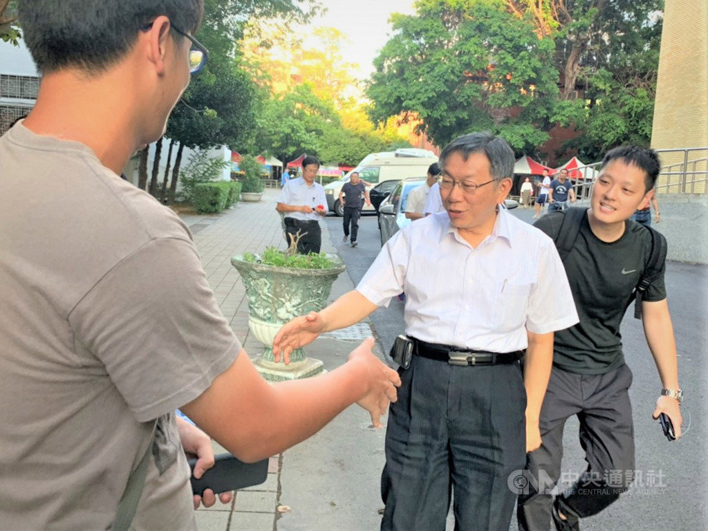 台北市長柯文哲(前右2)17日應邀前往高雄中學演講,受到學生熱烈歡迎。中央社記者程啟峰高雄攝 108年5月17日