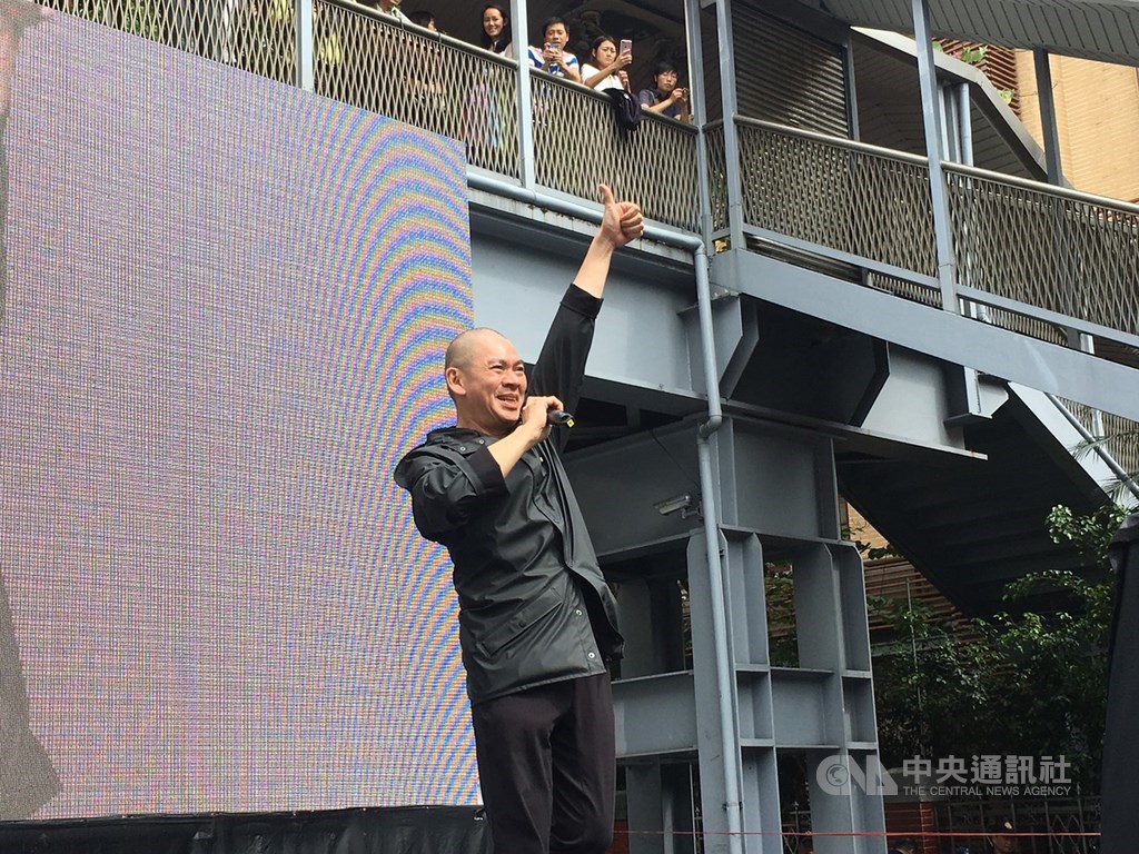 立法院會17日處理同婚專法草案,挺同民眾在立法院外集結,導演蔡明亮(前)也現身聲援。中央社記者吳欣紜攝 108年5月17日
