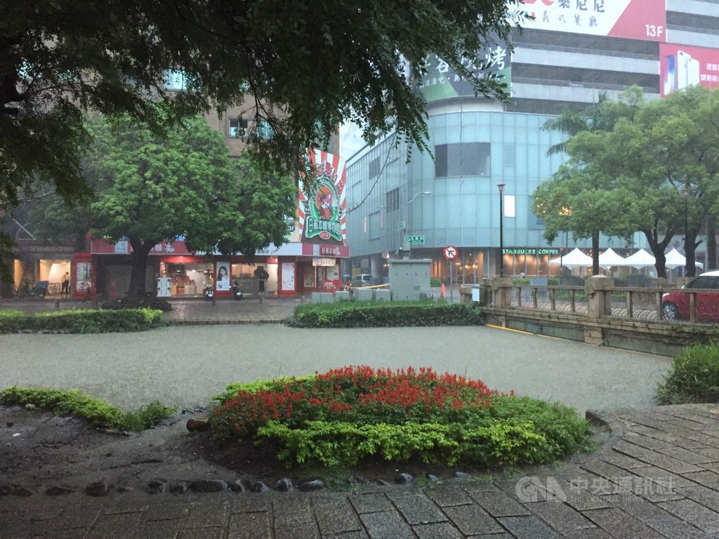 新竹市17日下起大豪雨,許多地方路段開始積水,難以通行,護城河上午9時許水位幾乎要滿出來。中央社記者魯鋼駿攝 108年5月17日