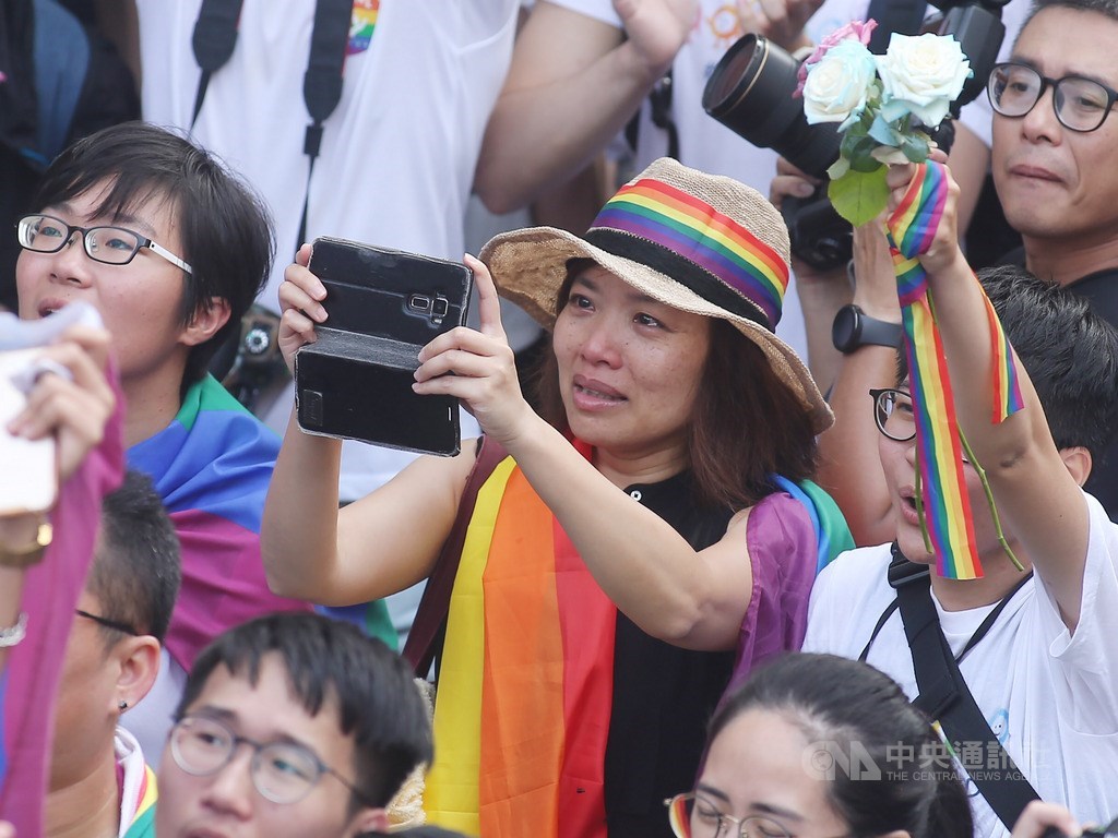 立法院會17日三讀通過司法院釋字第748號解釋施行法,為台灣婚姻平權發展寫下歷史新頁。立法院外聚集守候的支持民眾得知消息後,開心地眼泛淚光。中央社記者徐肇昌攝 108年5月17日