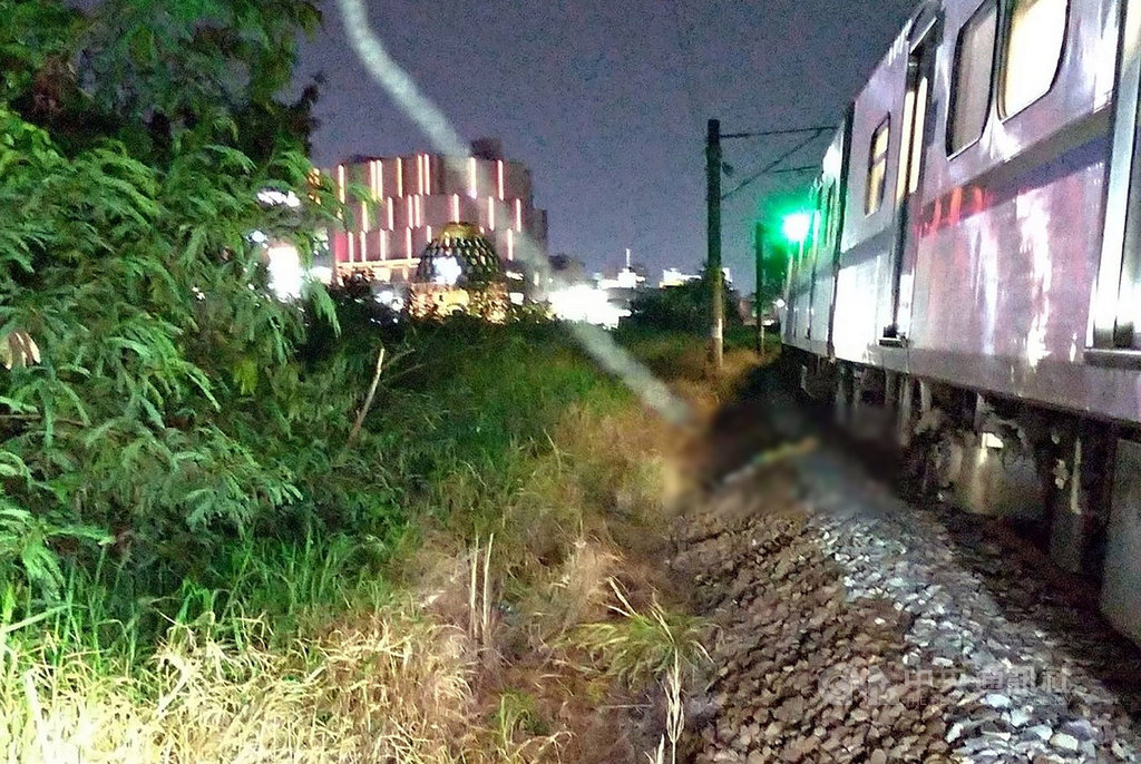 台鐵17日表示,3267次區間車晚間7時41分行經民雄至嘉義間東正線國華街平交道時,不慎撞到一名男子,列車停駛,傷者立即送醫急救,但仍宣告不治。(台鐵提供)中央社記者黃國芳傳真 108年5月17日