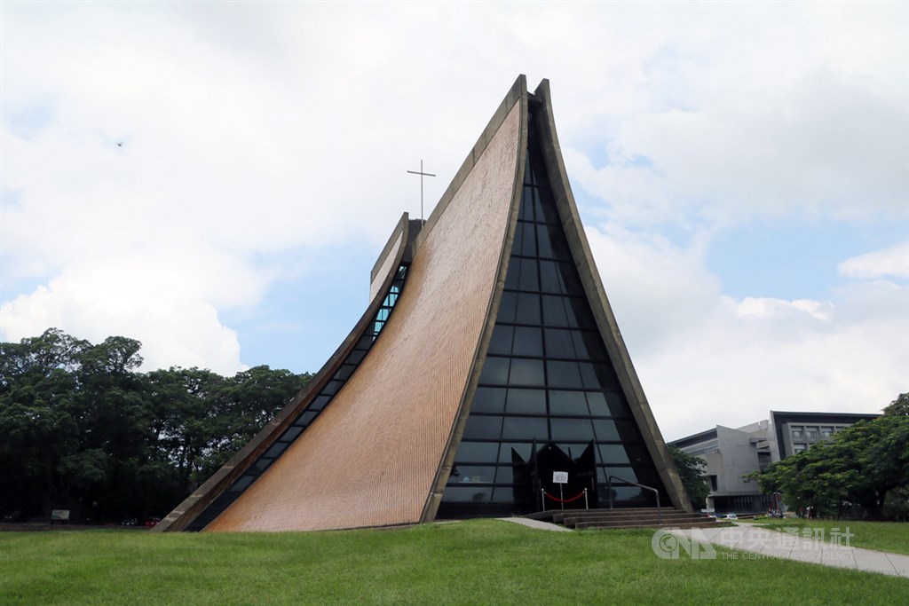 台中東海大學路思義教堂升格為國定古蹟,4月26日獲頒證書,這天也是教堂設計者之一的建築師貝聿銘102歲生日。中央社記者趙麗妍攝 108年4月26日