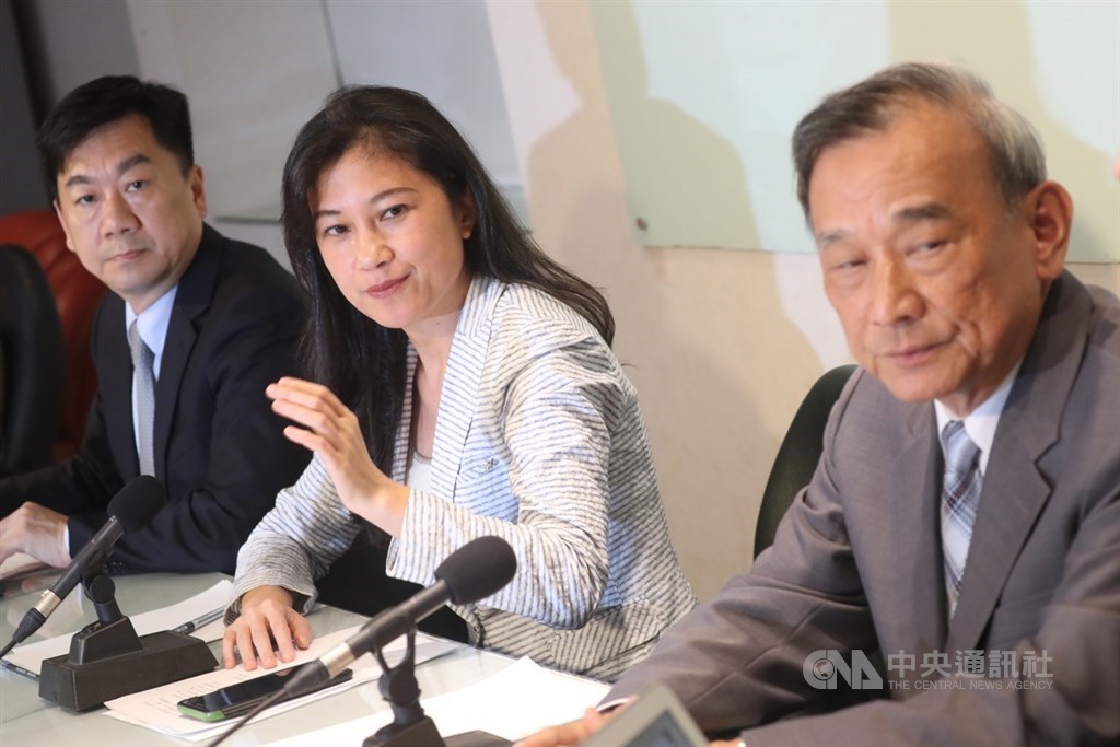 立法院會17日下午三讀通過司法院釋字第748號解釋施行法,行政院發言人Kolas Yotaka(中)、內政部次長陳宗彥(左)、法務部次長陳明堂(右)隨後舉行記者會,針對法規細項進行說明。中央社記者吳家昇攝 108年5月17日