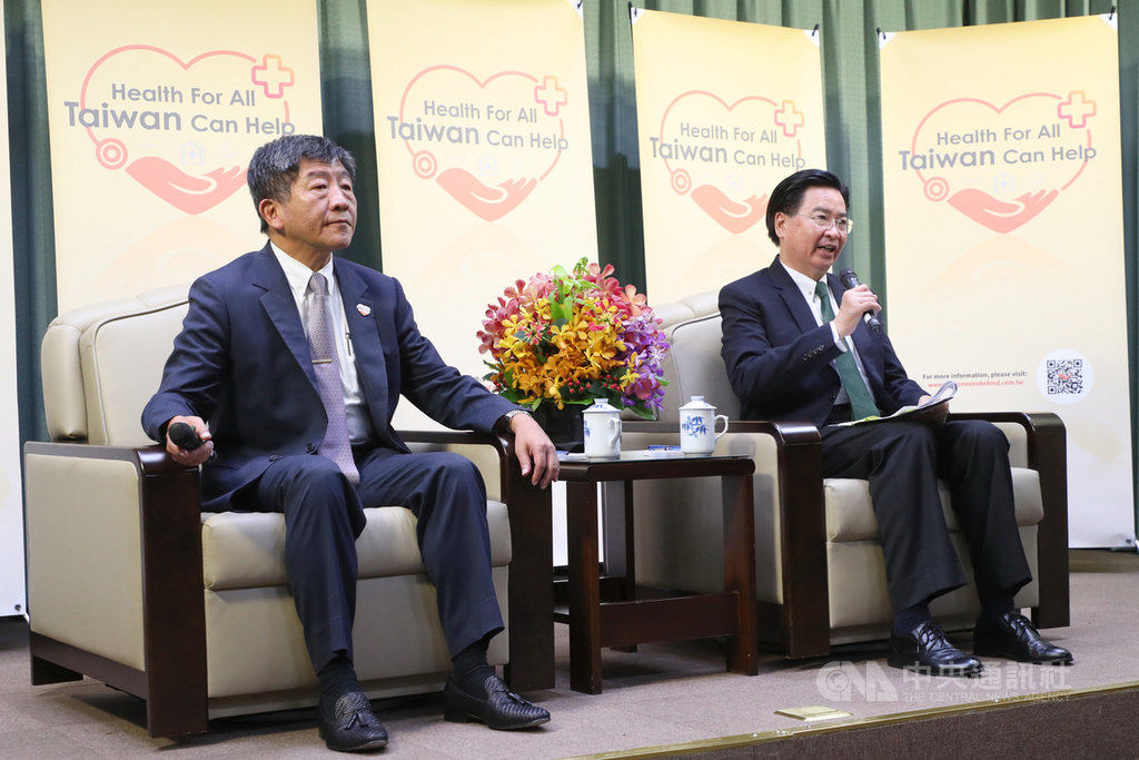 世界衛生大會將登場,衛福部長陳時中(左)、外交部長吳釗燮(右)17日在外交部舉行「世衛行動團行前雙部長新聞說明會」。(外交部提供)中央社記者侯姿瑩傳真 108年5月17日