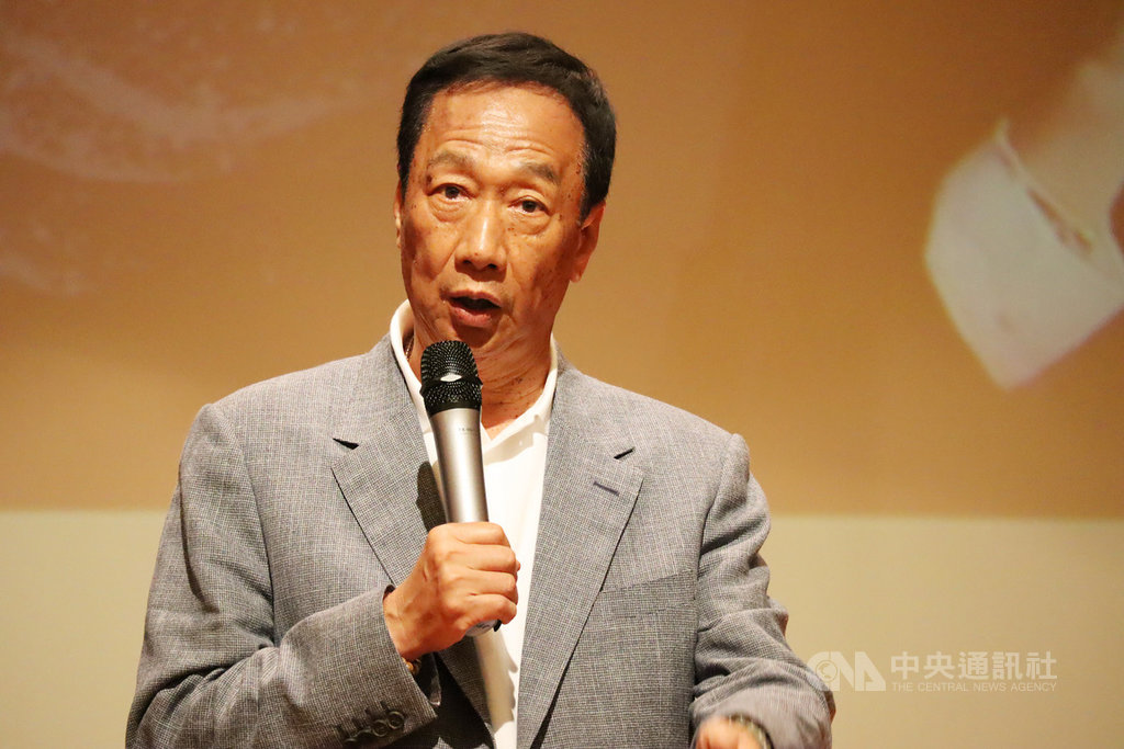 立法院17日下午三讀通過政院版同婚專法,鴻海董事長郭台銘受訪回應說,「修法結果沒有遵照公投實質的民意,有一點遺憾,但立法院有其職權,既然已經訂出了法律,我們是法治國家,我表示尊重。」中央社記者李先鳳攝 108年5月17日