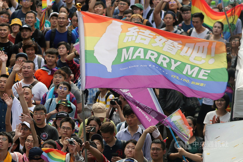 台灣婚姻平權運動歷經大法官釋憲與公投等階段,立法院17日正式三讀通過司法院釋字第748號解釋施行法,讓台灣成為亞洲第一個同性婚姻法制化國家,大批挺同民眾在院外揮舞彩虹旗,共同見證歷史性的一刻。中央社記者徐肇昌攝 108年5月17日