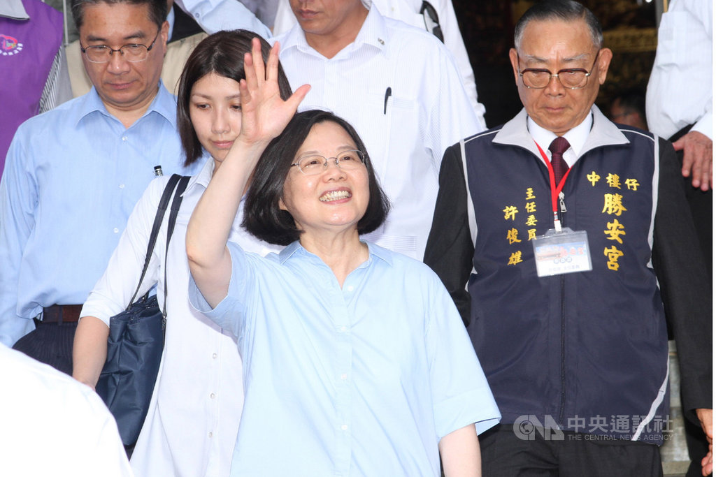 總統蔡英文(前中)17日前往台南市北區勝安宮參香,向現場民眾揮手致意。中央社記者楊思瑞攝 108年5月17日