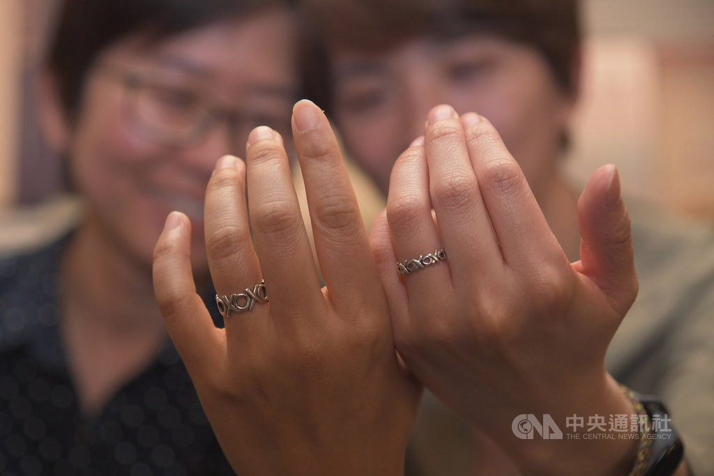 立法院17日三讀通過同婚專法,與伴侶皮皮(右)情牽22年的女同志Connie(左)說,雖然專法不是100分,但仍代表同志人權邁進了一大步。中央社記者孫仲達攝 108年5月17日