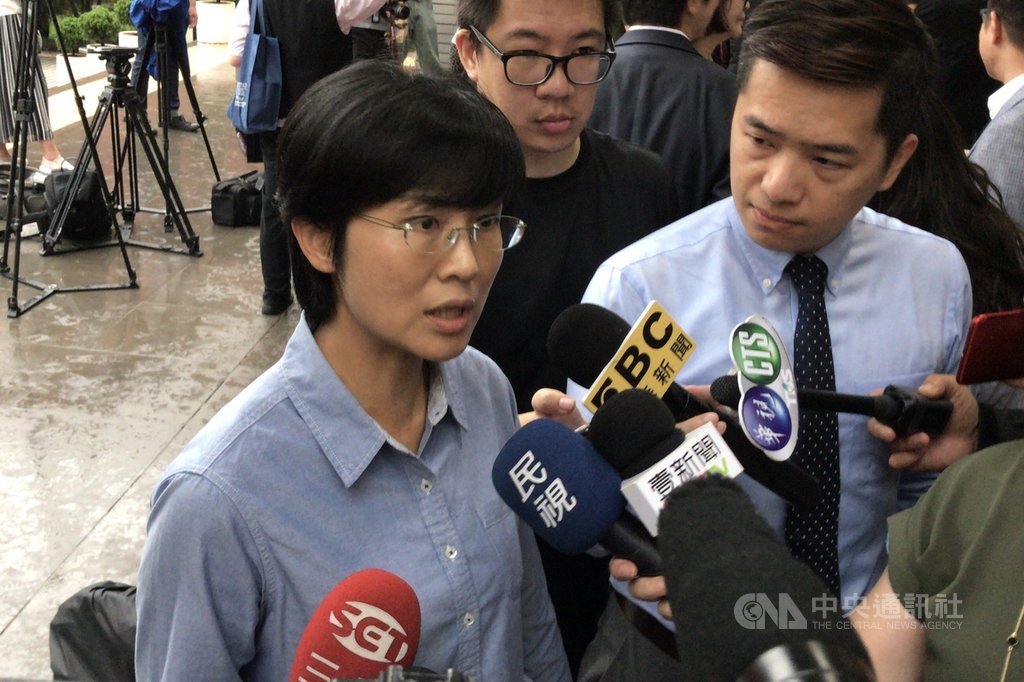 立法院會17日處理同婚專法,民進黨團達成共識將一致投票、共同承擔。民進黨立委林岱樺(左)受訪表示,要為自己代表的民意投下反對票。中央社記者徐肇昌攝 108年5月17日