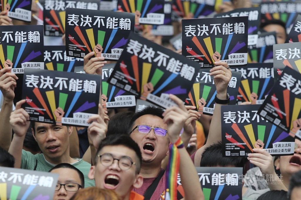 婚姻平權大平台17日在立法院外舉行「婚權緊急動員令:表決不能輸」記者會,民眾手舉「表決不能輸」字牌,高喊「我們要結婚,立法院加油」。中央社記者徐肇昌攝 108年5月17日