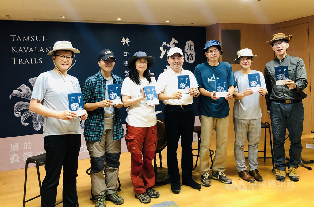新北市政府17日舉辦「淡蘭古道北路」新書發表,邀請自然生態作家劉克襄(右3)、新北市長侯友宜(中)、千里步道協會執行長周聖心(左3),出席分享淡蘭古道北路的心得。中央社記者蔡家緯新攝 108年5月17日