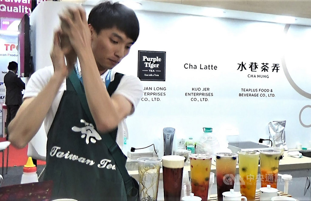 台灣茶業者盧振宇在新德里的台灣形象展珍珠奶茶館中,以調酒的概念及現場手搖茶,展示如雞尾酒般色彩繽紛的茶飲,吸引許多印度參觀者圍觀。中央社記者康世人新德里攝 108年5月17日