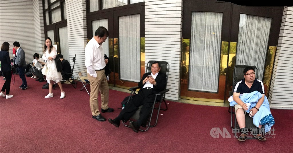 立法院會17日將表決處理同婚專法,為了順利三讀,民進黨立委16日就開始在議場外排隊,徹夜輪班守候,確保議程能順利進行。中央社記者徐肇昌攝 108年5月17日