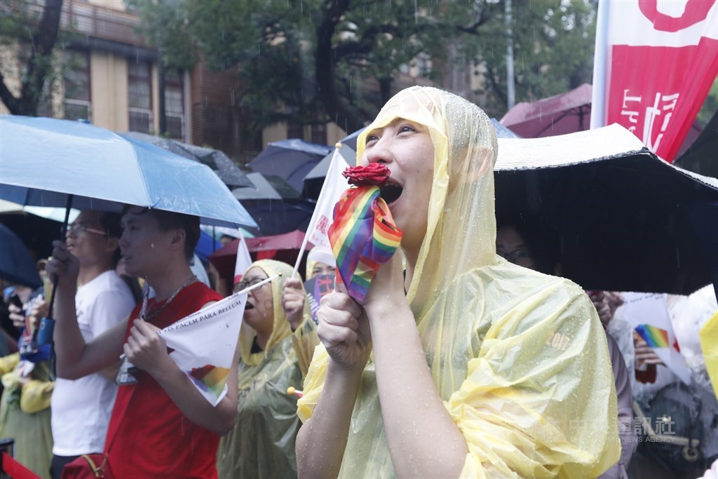 立法院17日處理同婚專法,挺同團體婚姻平權大平台支持者聚集立法院外,在雨中關注立院表決進度,呼口號表達訴求。中央社記者施宗暉攝 108年5月17日