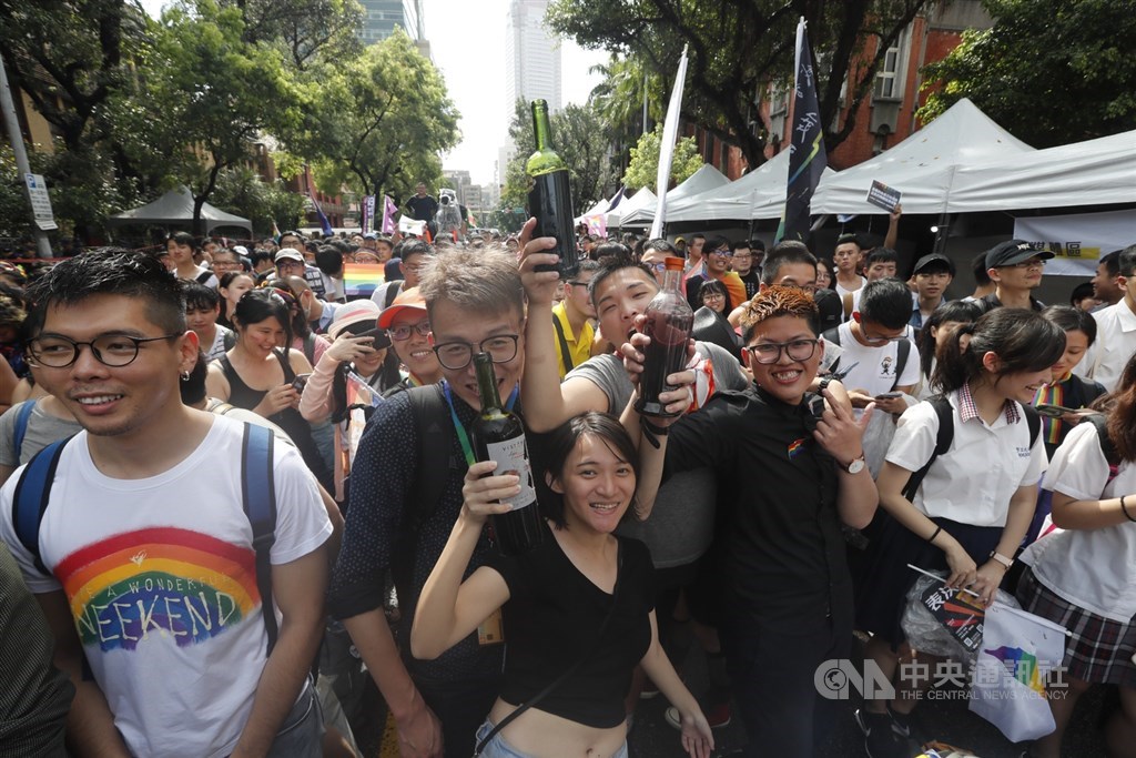 立法院17日下午三讀通過司法院釋字第748號解釋施行法,台灣成為亞洲第一個同性婚姻合法化國家,場外挺同民眾舉杯慶祝。中央社記者施宗暉攝 108年5月17日