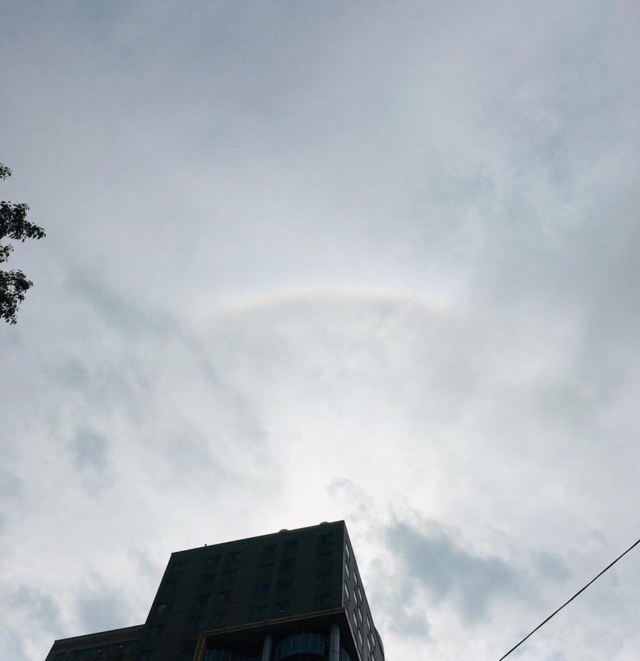 立法院會17日三讀通過同婚專法,台灣成為亞洲第一個同性婚姻合法化國家。圖為同婚專法二讀通過後,立法院旁的台大兒童醫院大樓天空恰巧出現彩虹。(民眾提供)