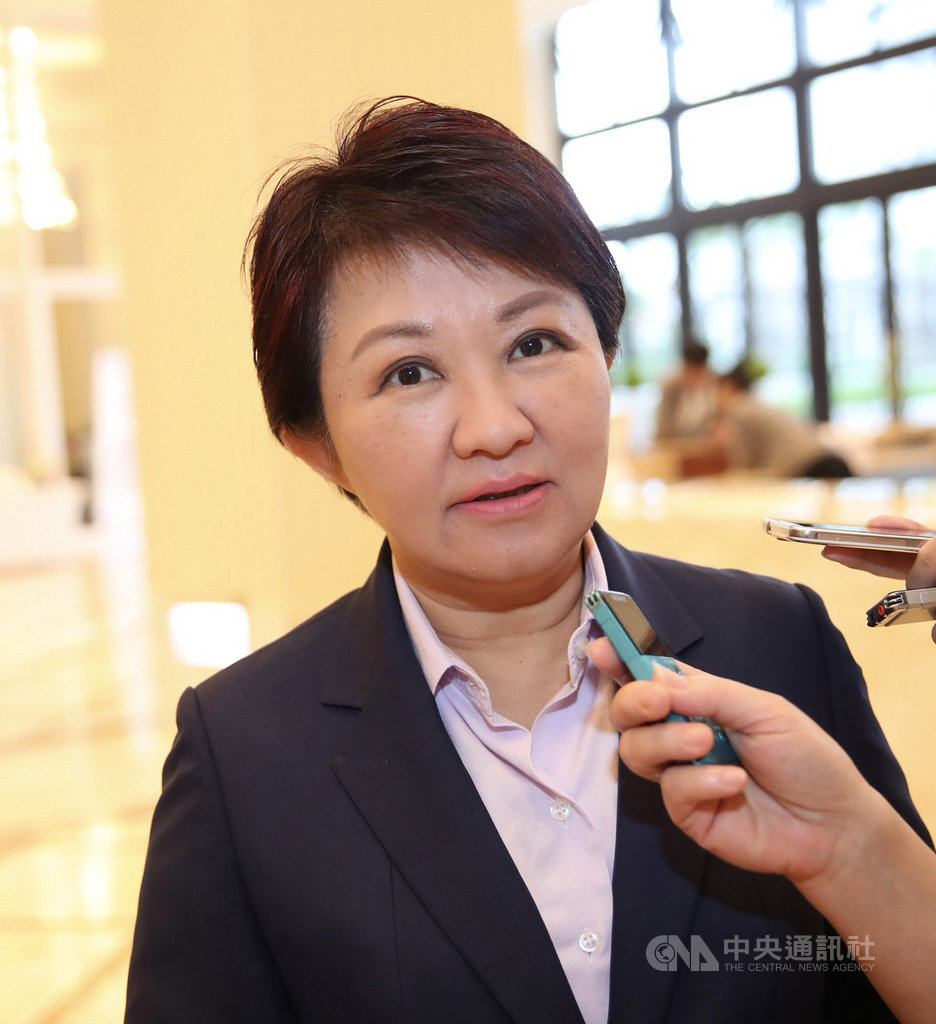 台中市長盧秀燕17日下午出席「108年台中市友善城市諮詢策進座談會」,會前受訪時對於立院三讀通過同婚專法表示,尊重及祝福每個人愛的選擇。中央社記者郝雪卿攝 108年5月17日