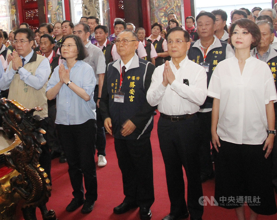 總統蔡英文(前左2)17日走訪台南,到北區勝安宮參香祈福,台南市長黃偉哲(前左)、前台南市長許添財(前右2)、民進黨籍立委陳亭妃(前右)等人陪同。中央社記者楊思瑞攝 108年5月17日