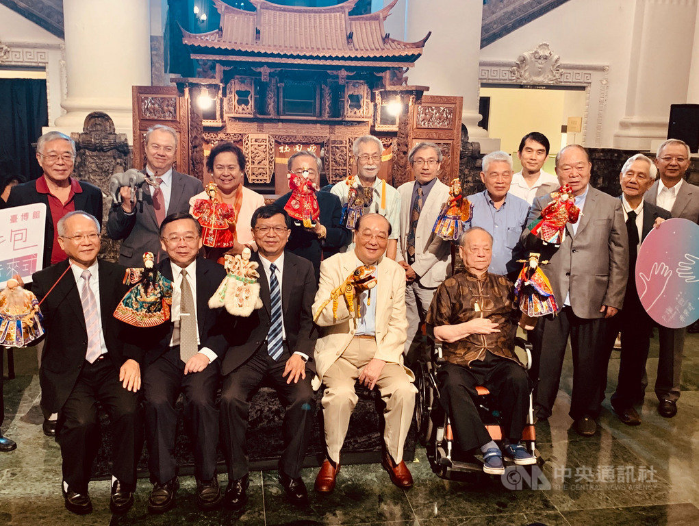 西田社布袋戲基金會將超過2千件傳統戲偶文物捐贈給國立台灣博物館典藏,18日舉辦捐贈儀式,文化部次長李連權(前排左3)、前文化部長洪孟啟(前排右2)及布袋戲大師許王(前排右)等都到場見證。中央社記者趙靜瑜攝 108年5月18日