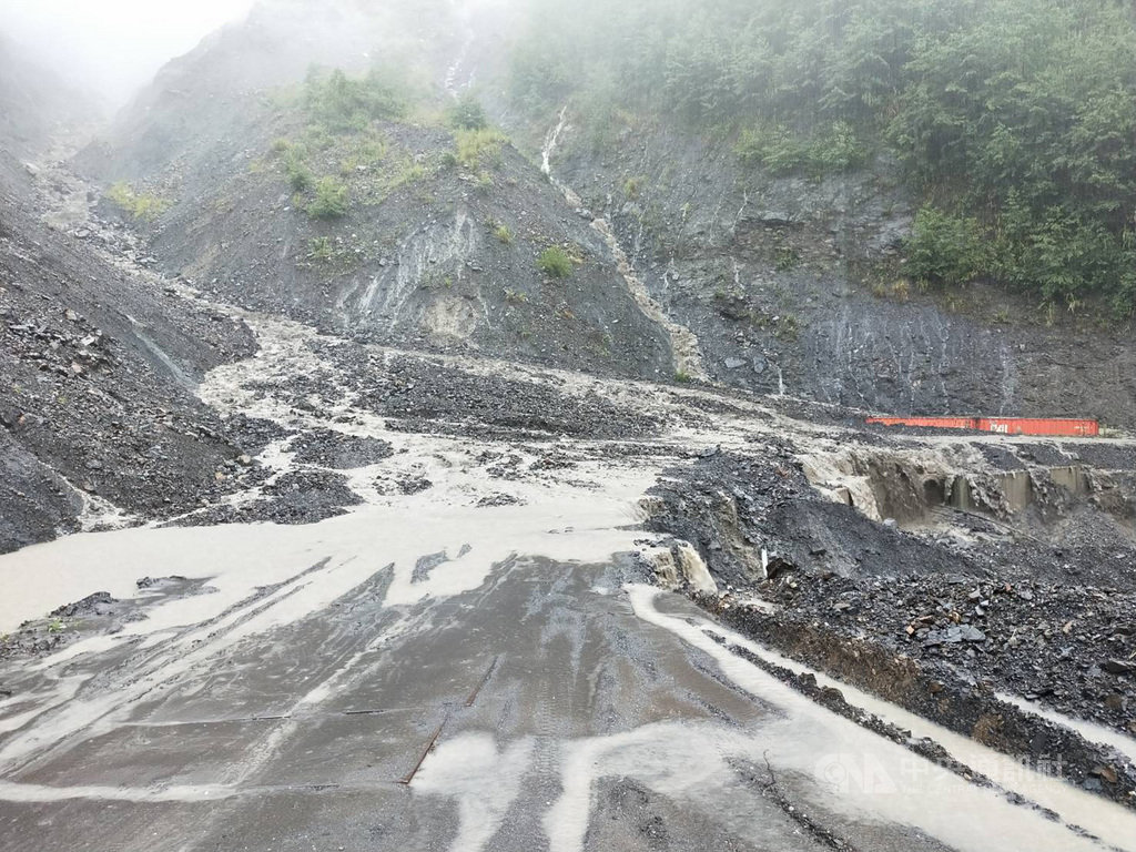 中央氣象局18日發布豪雨特報,南投縣仁愛鄉力行產業道路上午落石阻斷交通,鄉公所等權責單位陸續派機具搶修。(民眾提供)中央社記者蕭博陽南投縣傳真 108年5月18日